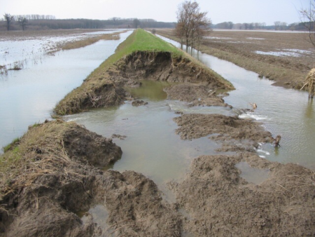 Povodně březen, duben 2006 – protržení inundační hráze